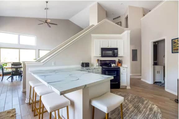 2 Luxe Lofts, 1 Perfect Stay | Downtown Douglas - Image 4