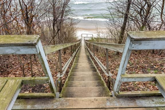 Lakefront Cottage with Hot Tub & Beach Access - Image 4