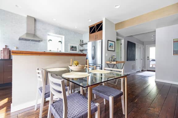 Beautiful Upstairs Unit Near Ivy House | Saugatuck - Image 2