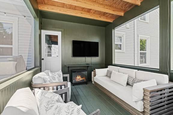 Renovated 1871 Chestnut House | Hot Tub & Fire Pit