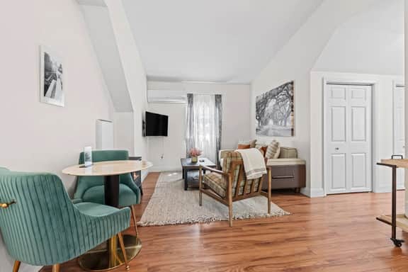 Bright 1-BR Apartment in Downtown Douglas