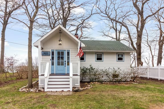 Lakefront Cottage with Hot Tub & Beach Access - Image 1