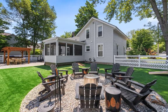 Renovated 1871 Chestnut House | Hot Tub & Fire Pit